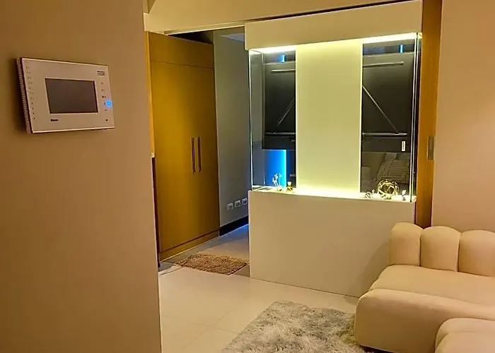 Uptown Parksuites Tower 1 At Bgc - Staycations Up Above 12 Манила