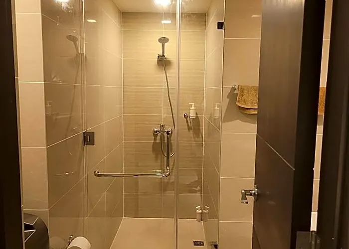 Uptown Parksuites Tower 1 At Bgc - Staycations Up Above 12 5* Манила