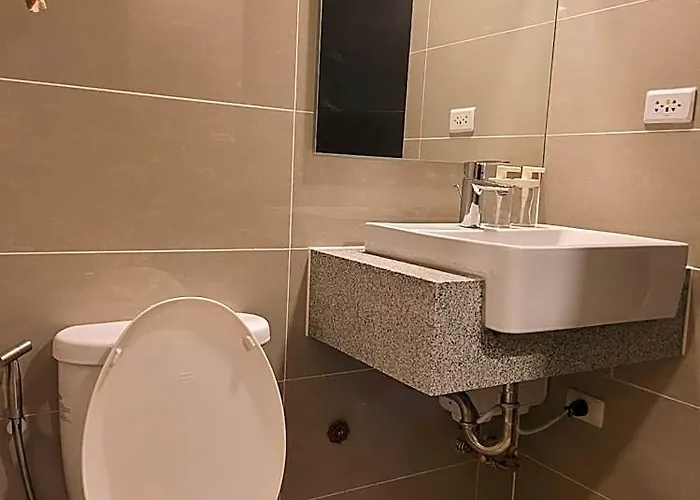 Uptown Parksuites Tower 1 At Bgc - Staycations Up Above 12 Манила