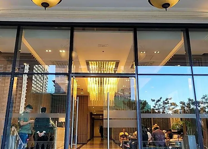 Отель Uptown Parksuites Tower 1 At Bgc - Staycations Up Above 12 Манила